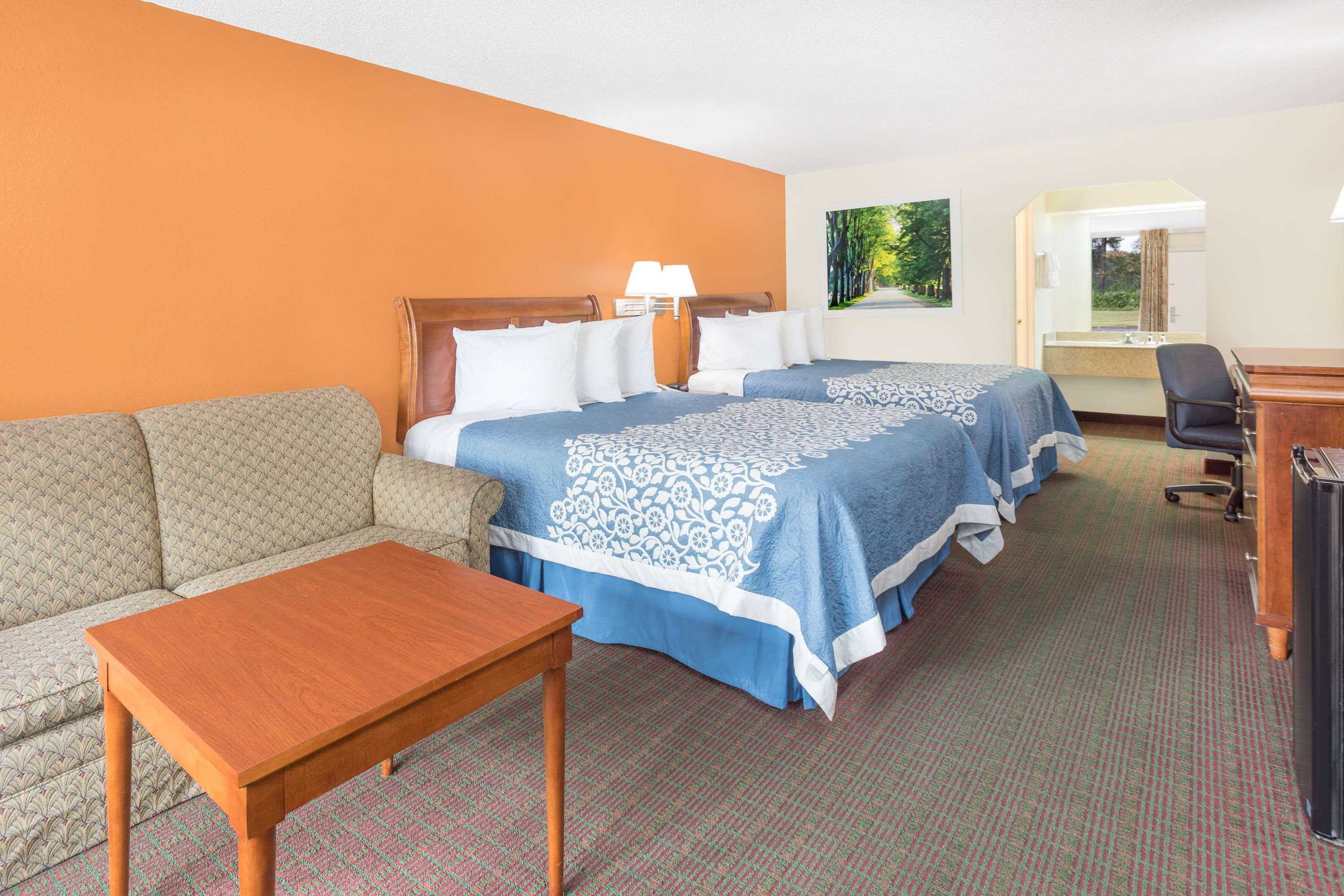 Days Inn By Wyndham Orangeburg South Exterior photo