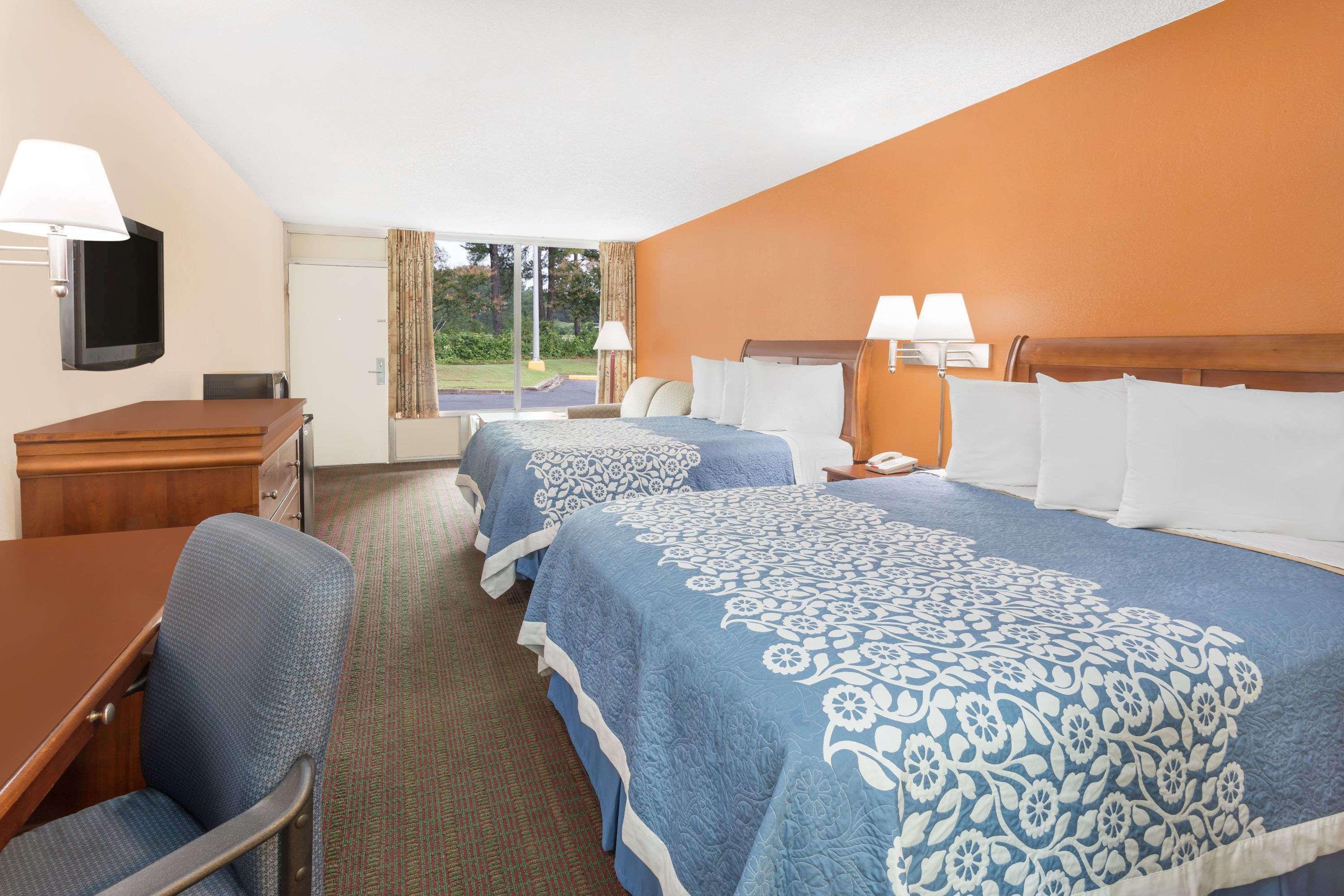 Days Inn By Wyndham Orangeburg South Exterior photo